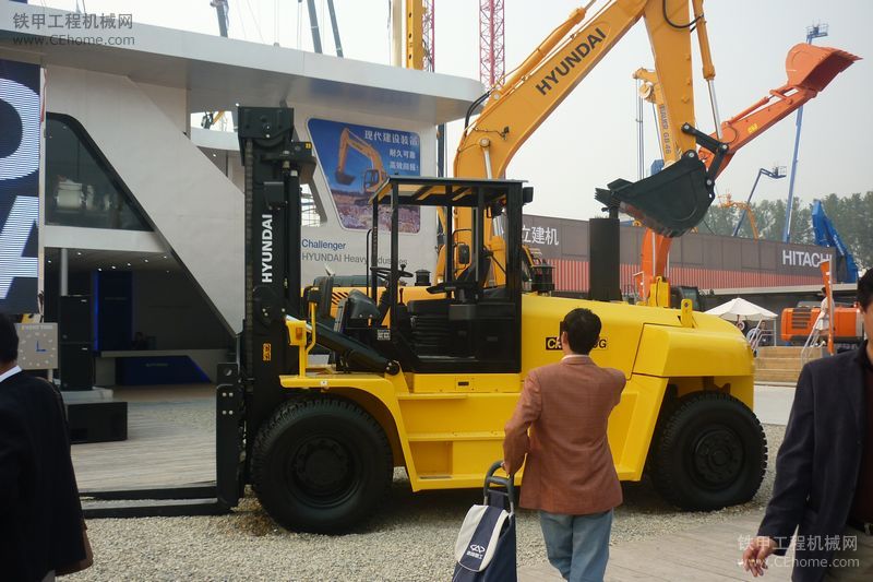 叉車，重型自卸車，起重機(jī)，來至北京展會(huì)