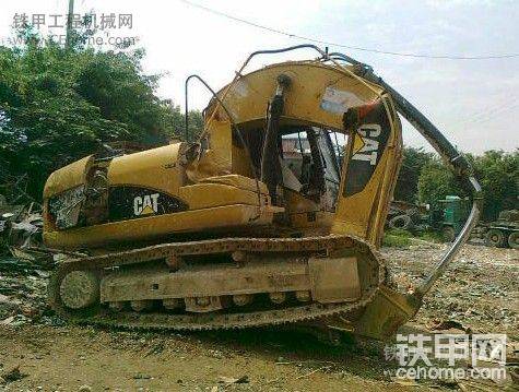 这台挖机惨了。。。。。。