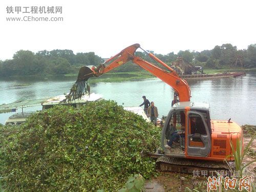 开挖机在水上作业！牛逼！有创意！