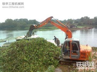 開挖機在水上作業(yè)！牛逼！有創(chuàng)意！