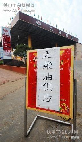 开挖机在水上作业！牛逼！有创意！
