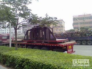 去工地的路上看到的大吊车，