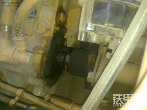 唉。这高压泵这么快就漏油了，大家看看怎么回事