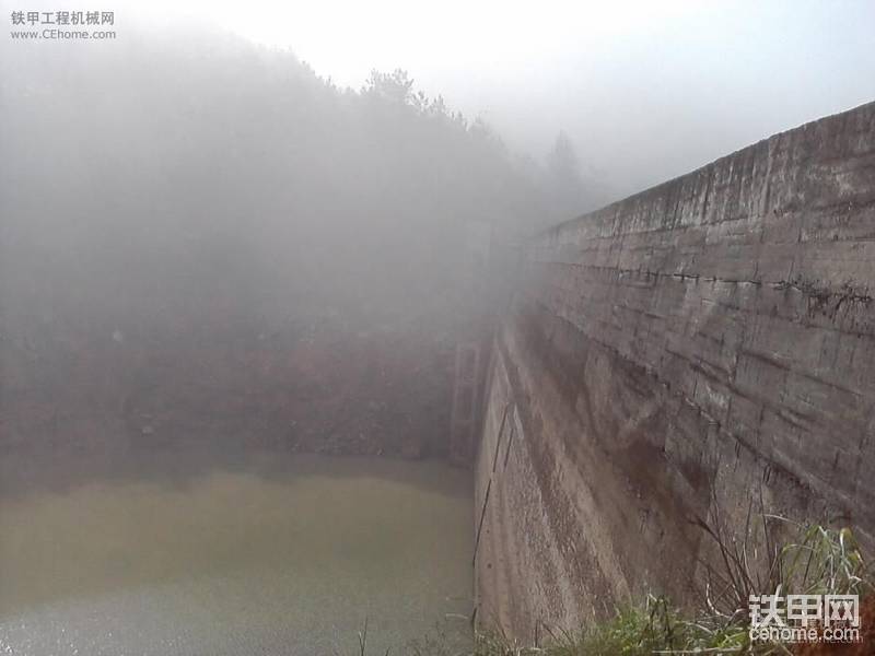 这座水泥坝漏的厉害，要做个围堰下去