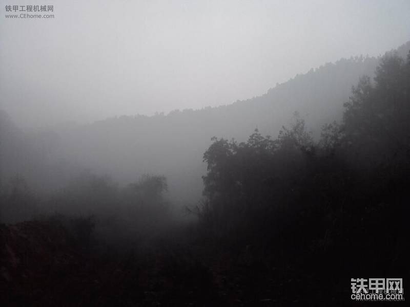 早晨山间的雾气，仿佛到了仙境