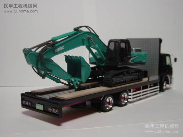 1/32☆日野3軸超低重心運(yùn)挖掘機(jī)車