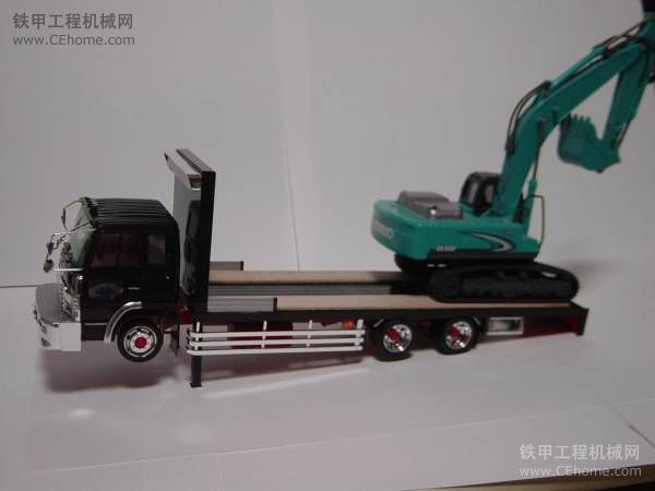 1/32☆日野3軸超低重心運(yùn)挖掘機(jī)車