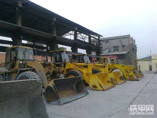 我們旁邊的單位的車庫 他們的車都老了 看見我們的956他們也提了意見買了兩臺(tái)956