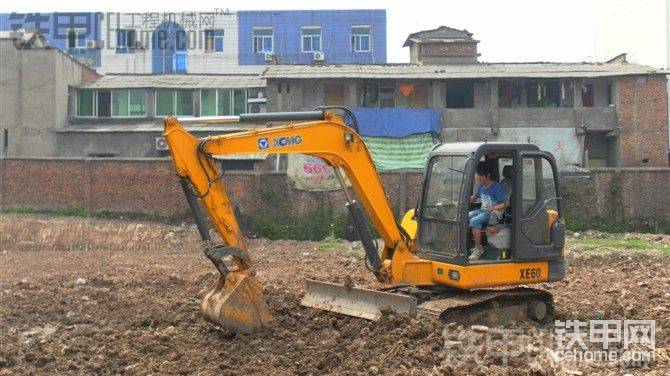 學校的徐工60挖機