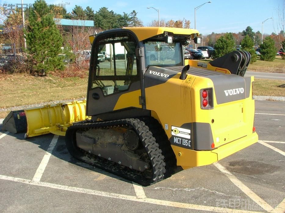 小松PC228US-8和沃爾沃MCT135C履帶裝載機