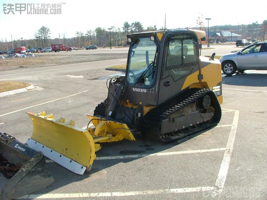 小松PC228US-8和沃爾沃MCT135C履帶裝載機