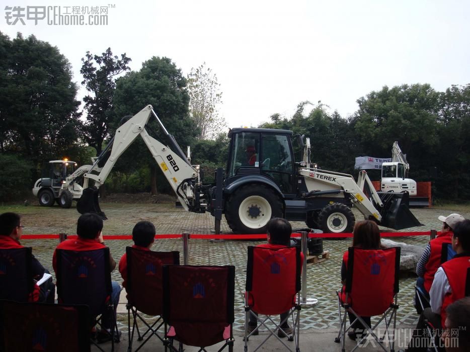 TEREX 兩頭忙 820