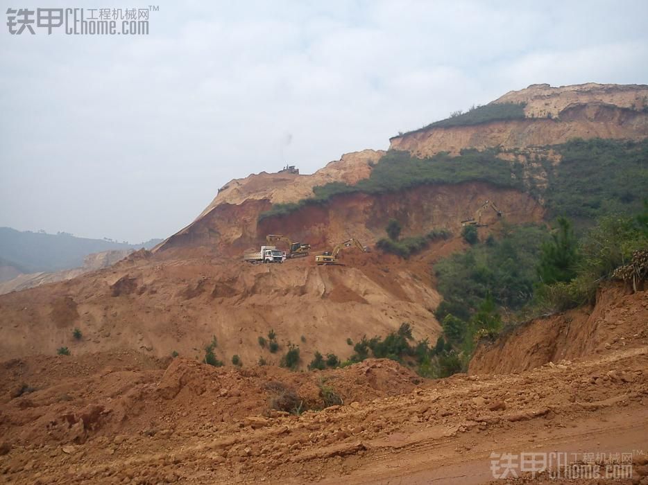 今天路過一個(gè)工地看到一些CAT在啃風(fēng)化土