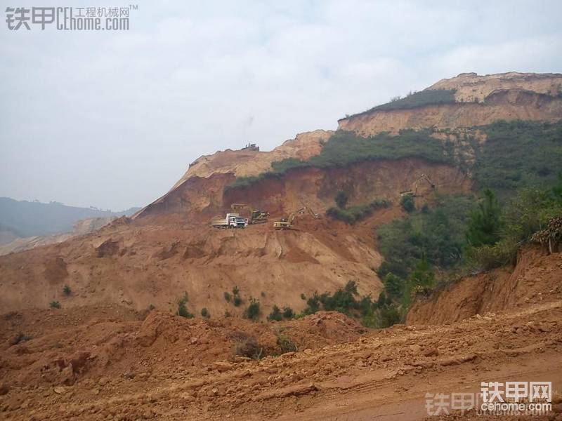 看著那330D啃不動(dòng)這風(fēng)化土、然后就換345D上去啃