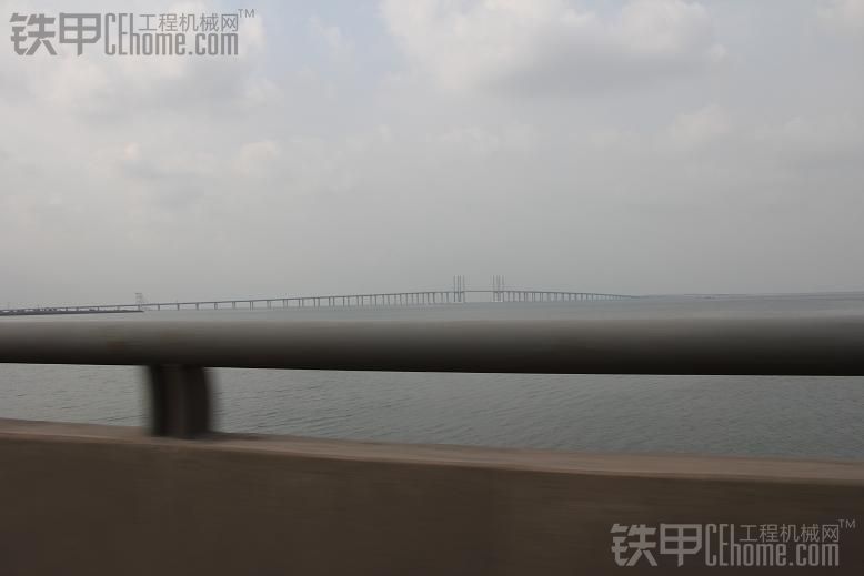 晨霧中的青島跨海大橋。。。。