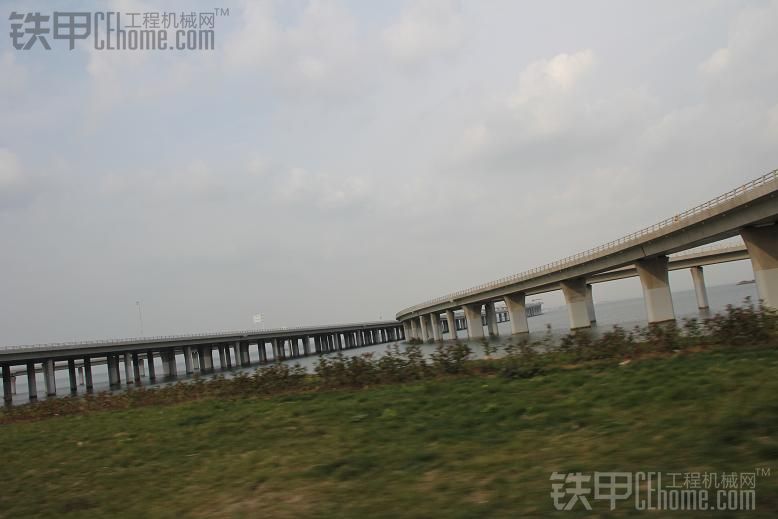 晨霧中的青島跨海大橋。。。。