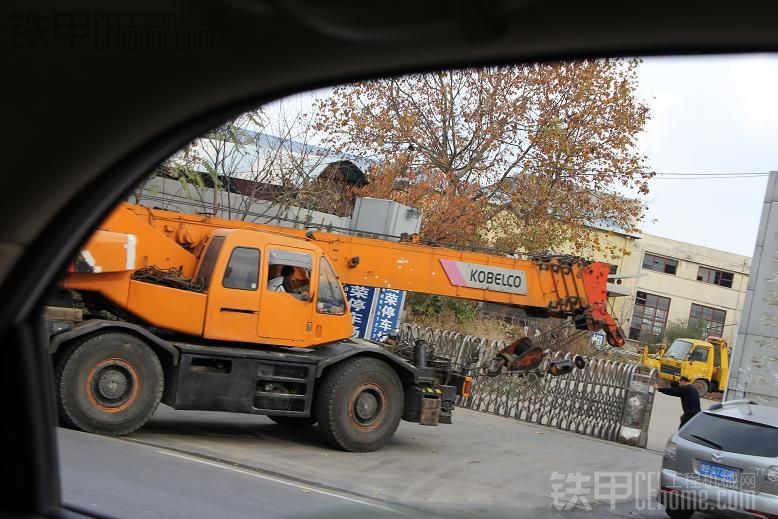 路遇一款國內(nèi)很少見到的吊車。。。