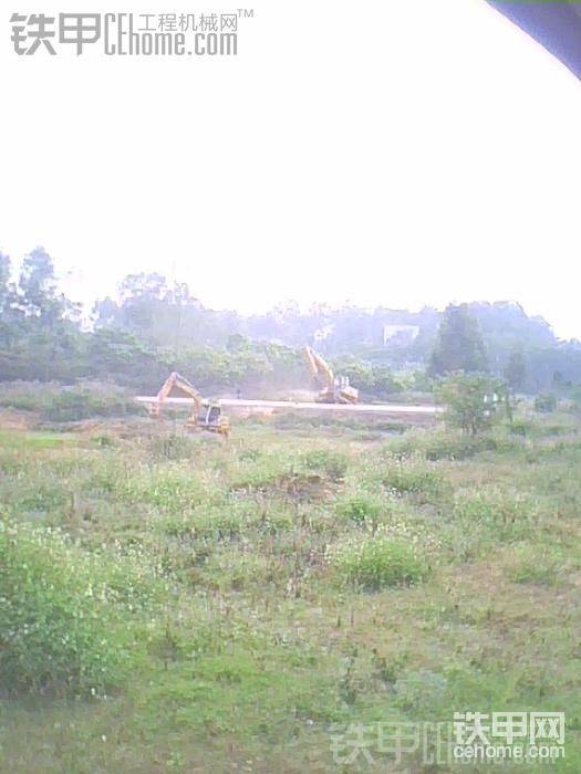 我是第一個過馬路的。后面兩臺跟著上。