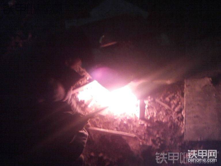 将近午夜了，天气实在太凉了，点起堆火取取暖