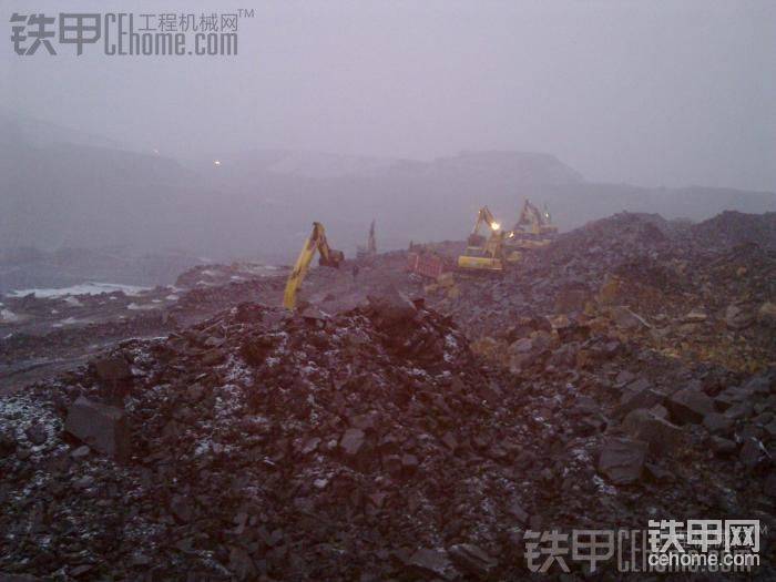 都在等車，下雪了誰會(huì)來啊