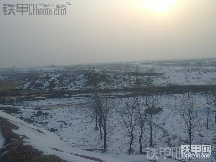 就去遠(yuǎn)處的溝里挖、汽車在上面裝