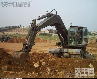军用74式挖掘机