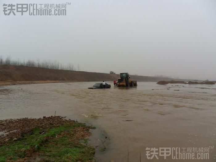 朋友今天開車來找我 結(jié)果被水困住了