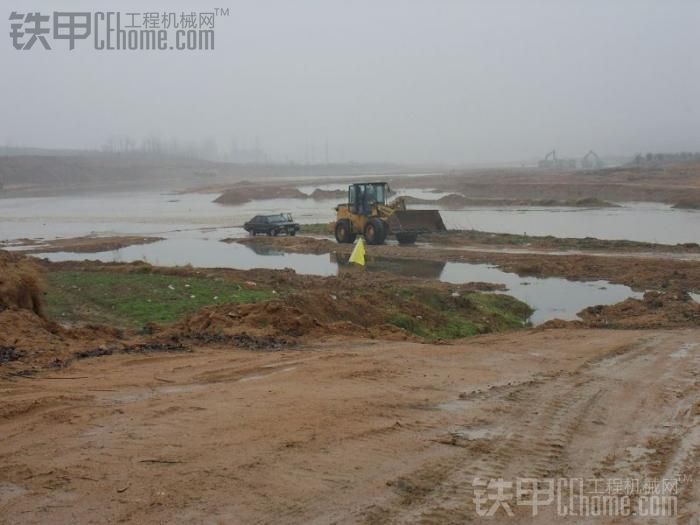 朋友今天开车来找我 结果被水困住了