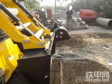 福威重工中標(biāo)某公路局交機后培訓(xùn)