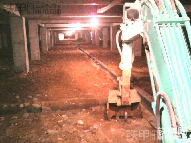 地下停車場整平，不用說大家都知道中間是排水溝要求有坡度的，保證水能從四周流入水溝