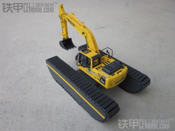 兩部小松混合動(dòng)力水上挖掘機(jī)PC200,HB215