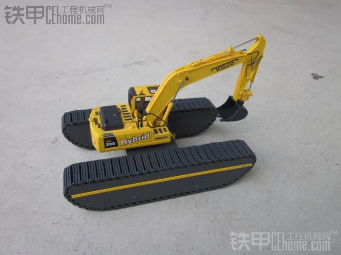 兩部小松混合動(dòng)力水上挖掘機(jī)PC200,HB215