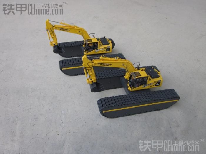 兩部小松混合動(dòng)力水上挖掘機(jī)PC200,HB215