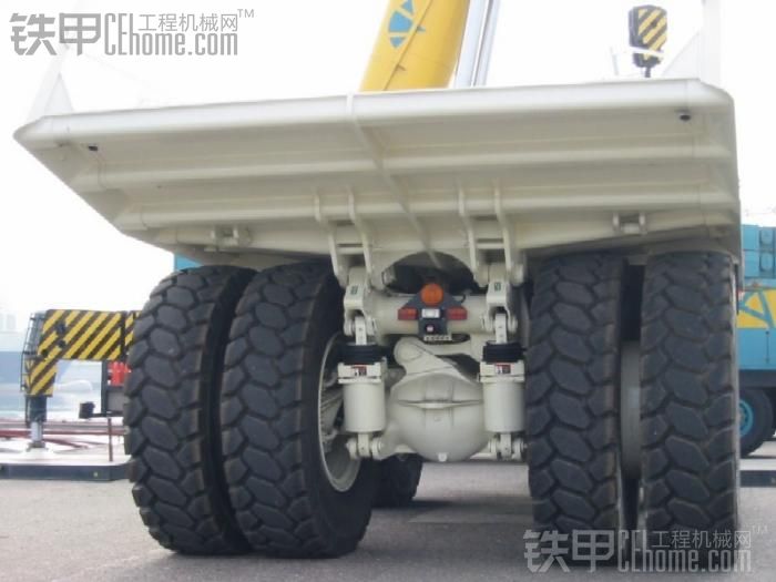 特雷克斯TR100礦用自卸車吊下船