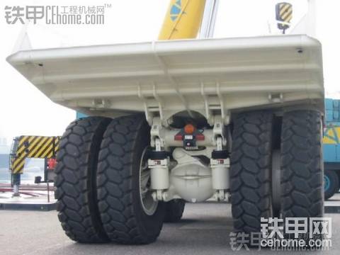 特雷克斯TR100矿用自卸车吊下船