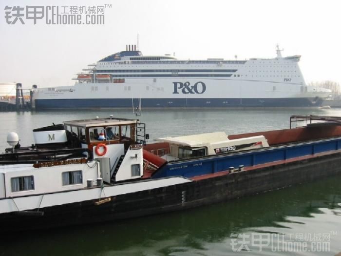 特雷克斯TR100礦用自卸車吊下船