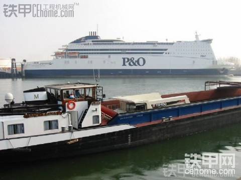 特雷克斯TR100矿用自卸车吊下船