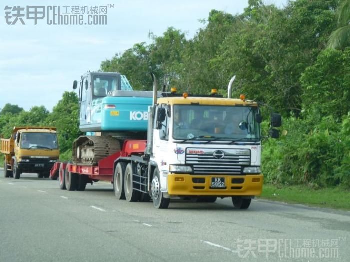 牽引車(chē)?yán)皲撏诰驒C(jī).......繼續(xù)更新。