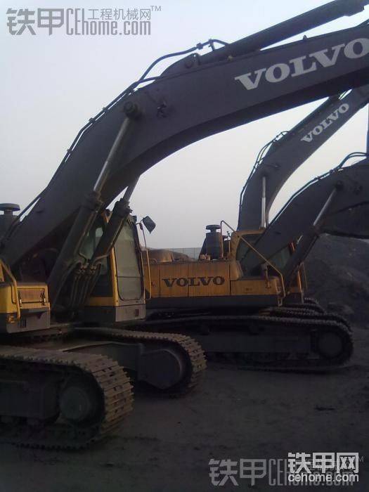 这是我们煤矿的挖机和工程车买回来放了一年了 工程车 挖机
