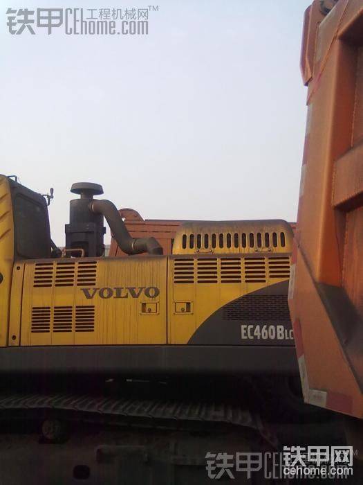 这是我们煤矿的挖机和工程车买回来放了一年了 工程车 挖机