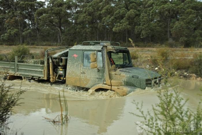 澳大利亚军队服役的奔驰ZETROS 1833 4X4越野卡车