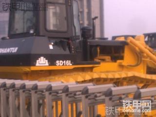 山推物流搬新家了，好多推土機(jī)，有時(shí)間傳高清圖片
