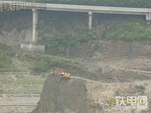 危險！挖掘機要翻到河里了！