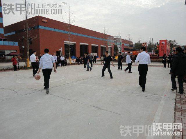 开业完后，举行公司篮球友谊赛，服务部VS销售部