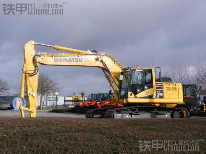 最新小松PC240-10挖掘機(jī)