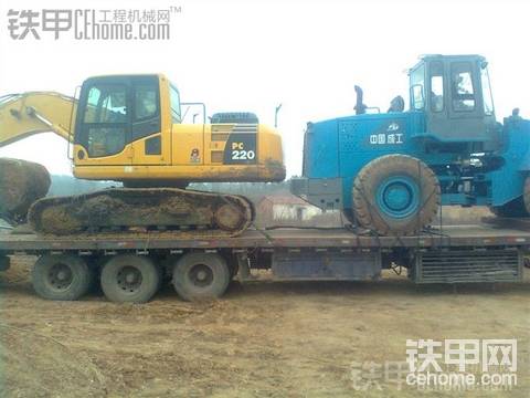15.5米長(zhǎng)的半掛拉一臺(tái)挖機(jī)+鏟車(chē)