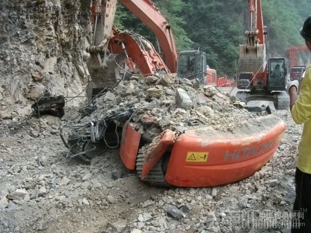 石山垮塌，挖机报废，司机不幸遇难，惨不忍睹啊！！！