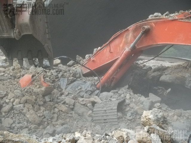石山垮塌，挖机报废，司机不幸遇难，惨不忍睹啊！！！