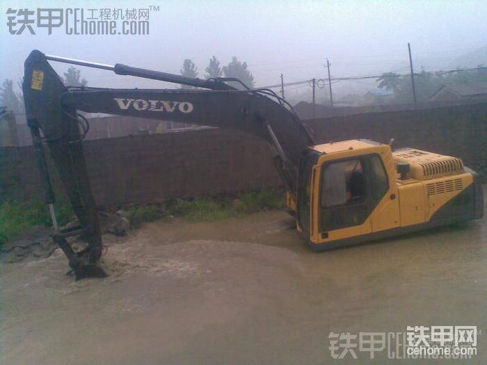 平時(shí)這地方開著就跑過去了，但是水把履帶沒過了心里還真沒底，