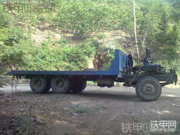 看！見過這樣的板車嗎？不說是世界最小也差不多了吧，但是他能托33噸以下的挖掘機，牛b吧！造價才8w多，